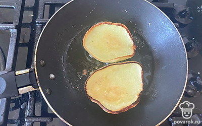 Обжарьте с двух сторон до золотистого цвета.