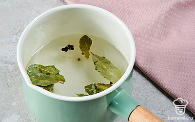 Приготовьте рассол. В кастрюле соедините соль, сахар, горошки перца, кориандр и лавровый лист. Добавьте литр воды. Поставьте на огонь и доведите до кипения. Кипятите до полного расстворения сахара и соли. Уберите с плиты, влейте в рассол уксус и остудите.