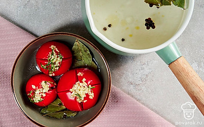 Приготовьте блюдо. На помидорах сделайте крестообразные разрезы, примерно до половины. Чеснок пропустите через пресс. Укроп мелко нарежьте. Перемешайте укроп и чеснок в отдельной посуде. С помощью ложки положите укропную кашицу в надрезы на помидорах. Переложите помидоры в глубокую и широкую емкость. Выложите в нее помидоры. Залейте рассолом и уберите их на 24 часа в холодильник.