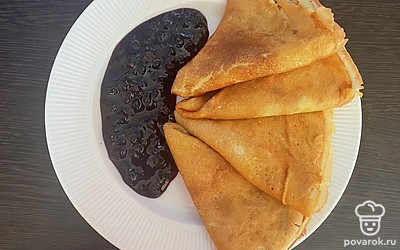 Подавать блины можно со сметаной, джемом или медом.