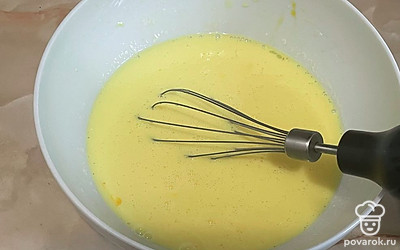 В миску влейте молоко, вбейте яйца, добавьте соль и сахар, перемешайте.