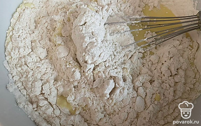 Добавьте в тесто просеянную муку, соду и подсолнечное масло. Влейте кипяток и тщательно перемешайте.