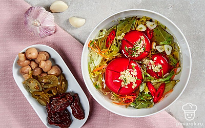 При подаче украсьте помидоры веточками кинзы.