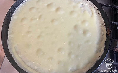 Жарьте блины на разогретой сковороде до золотистого цвета.