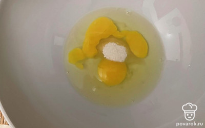 Яйца взбейте с сахаром.