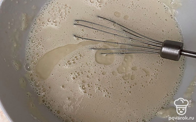 Теплое молоко с щепоткой соли добавьте к яйцам.