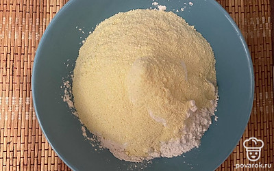 Добавьте 2 вида муки и растительное масло, перемешайте.