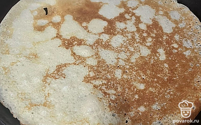 Жарьте блины до румяности с двух сторон.