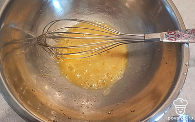Яйцо взбиваем с сахаром.