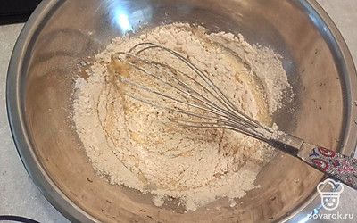 Затем просеиваем муку и добавляем молоко в миску. Замешиваем тесто.