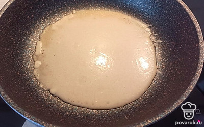 Сковороду смазываем растительным маслом и наливаем тесто. Печем блины с двух сторон.