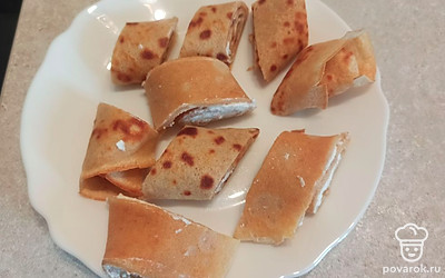 Намажьте блинчики творогом, разрежьте и подавайте к столу. 