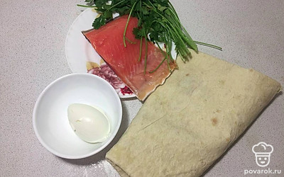 Петрушку тщательно промойте под холодной водой и обсушите бумажным полотенцем. Из красной рыбы достаньте кости.