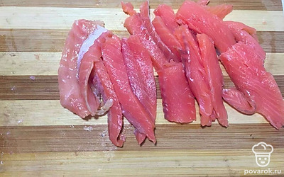 Филе семги аккуратно отделите от шкурки. Нарежьте продольными кусочками толщиной не более сантиметра.