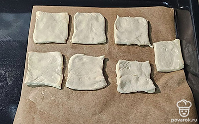 Нарежьте тесто на квадратики. Выпекайте при 180 градусах 15 минут. 