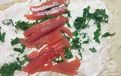 Уложите сверху кусочки семги, нарезанную петрушку. Сверните в рулет, придавите сверху кухонной доской по всей плоскости, и нарежьте кусочками толщиной в 2-3 см.