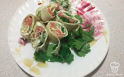 Подавайте нарезанные кусочки лаваша вертикально уложив на блюдо и украсьте веточками петрушки.