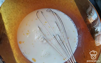 Смешиваем в глубокой миске молоко с яйцом, солим, добавляем сахар, хорошо перемешиваем.