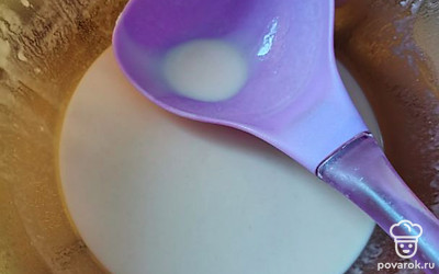 Добавляем туда щепотку соды, хорошую такую. И оставляем постоять минут на 10. Теперь добавляем муку приблизительно 350 грамм. Идеально будет ее просеять. Хорошо перемешиваем. Добавляем кипяток, перемешиваем. 