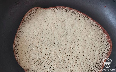 И выпекаем на сковороде. Блинчики получаются дырчатые и очень вкусные! 