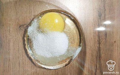 Яйцо перемешиваем с сахаром.