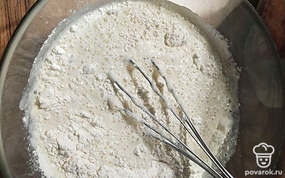 Добавляем муку, и чайную ложку разрыхлителя.