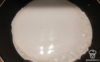 Разогреваем сковороду, смазываем маслом и выпекам блины до золотистой корочки. 