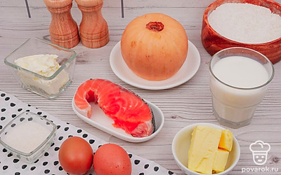 Очистите тыкву от кожуры и семечек. Филе слабосоленого лосося очистите от костей, пленок и кожи. Растопите сливочное масло. Подготовьте остальные ингредиенты. Разогрейте духовку до 200°С.