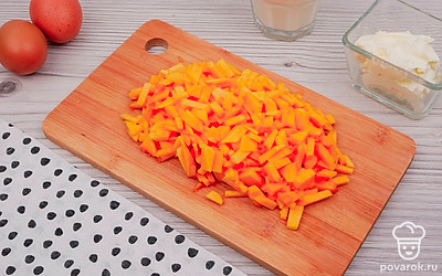 Нарежьте тыкву на мелкие кусочки. Затем выложите ее в кастрюлю или ковшик, добавьте немного воды и поставьте на огонь. Тушите тыкву на небольшом огне под крышкой до тех пор, пока она не станет мягкой. Периодически помешивайте тыкву и следите за тем, чтобы она не пригорела. Готовую тыкву остудите.