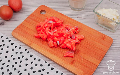 Нарежьте филе лосося на маленькие кубики размером 4-5 мм.