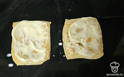 Смажьте творожным сыром. 