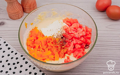 Добавьте в тесто сливочный сыр, лосось и тушеную тыкву. Все тщательно перемешайте.