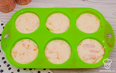 Смажьте формочки для маффинов сливочным или растительным маслом. Разлейте тесто по формочкам, заполняя их примерно на 2/3. В процессе выпекания маффины поднимутся.