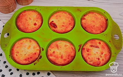 Отправьте маффины в духовку на 20 минут при 200°С. Готовые маффины немного остудите и извлеките из формы.