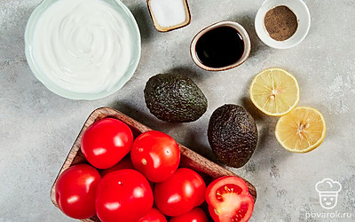 Промойте помидоры, авокадо и укроп. Обсушите зелень бумажным полотенцем. Авокадо очистите от кожуры.