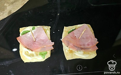 Добавьте листья салата, карбонад.