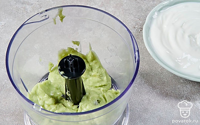 Приготовьте начинку. Авокадо разделите на две половины, выньте косточку. Закиньте мякоть авокадо в чашу блендера, залейте лимонным соком. Доведите до пюреобразного состояния. Добавьте соевый соус, йогурт и соль, перемешайте.