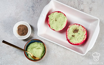 Сделайте блюдо. С каждого помидора срежьте верхушки. С помощью ножа и чайной ложки уберите из овощей мякоть. Нафаршируйте помидоры приготовленной начинкой из авокадо. Посыпьте их перцем по вкусу.