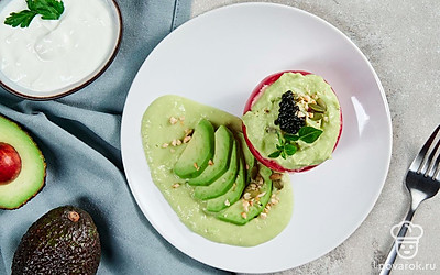 При подаче украсьте помидоры веточками укропа.