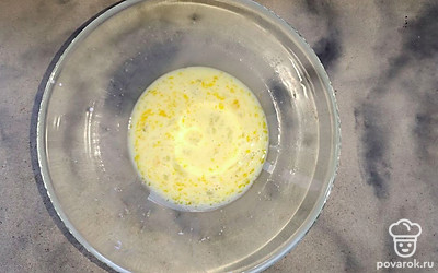 Яйцо и молоко, сахар нужно добавить в миску и хорошо смешать. И накрыть полотенцем на 5 минут.