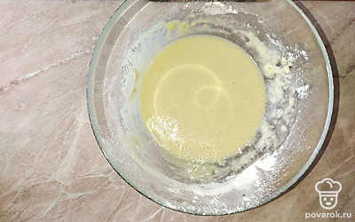 После этого, добавляем муку и масло. Смешиваем.