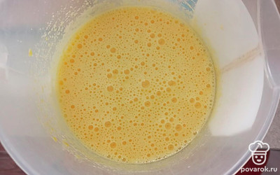 Яйца взбиваем с сахаром.