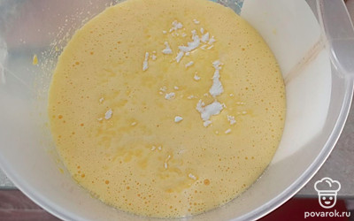 Вливаем сыворотку и добавляем разрыхлитель теста. 