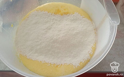 Просеиваем муку, все перемешиваем. 