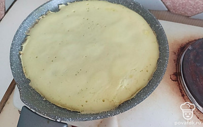 Выпекаем блины с двух сторон на смазанной маслом сковороде. 