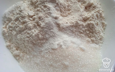 Добавьте муку, сахар, соль, соду.