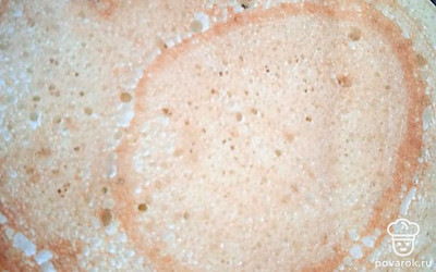 Выпекайте блины на сухой сковороде с двух сторон.