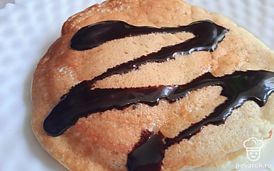 Подавайте, полив шоколадным соусом.