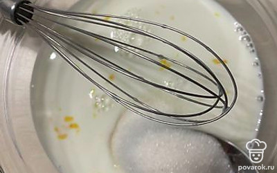 Добавить сахар и щепотку соли.