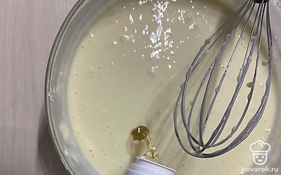 Долить растительно масло и взбить тесто блендером.
На раскаленной сковороде выпекать блины с двух сторон, без масла.